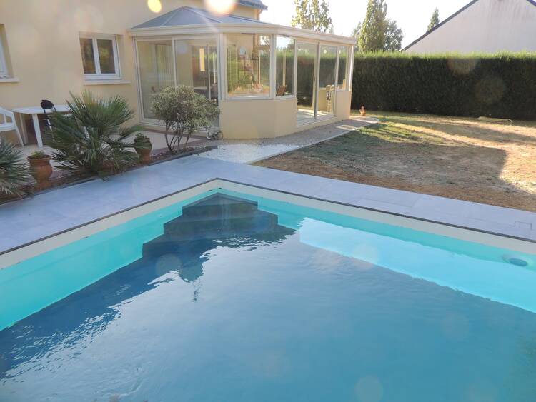 Piscine Laroche - piscine avec un liner bi color anthracite et blanc de 8 par 4 blain